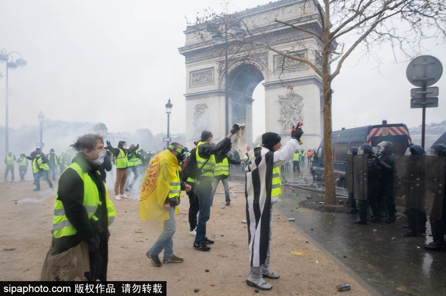 法國：“黃色背心”在南特示威 現(xiàn)場混亂多人受傷
