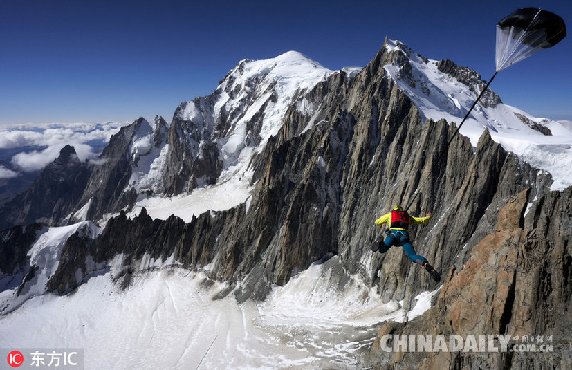 死亡挑戰(zhàn)!膽肥牛人勃朗峰上挑戰(zhàn)懸崖跳傘