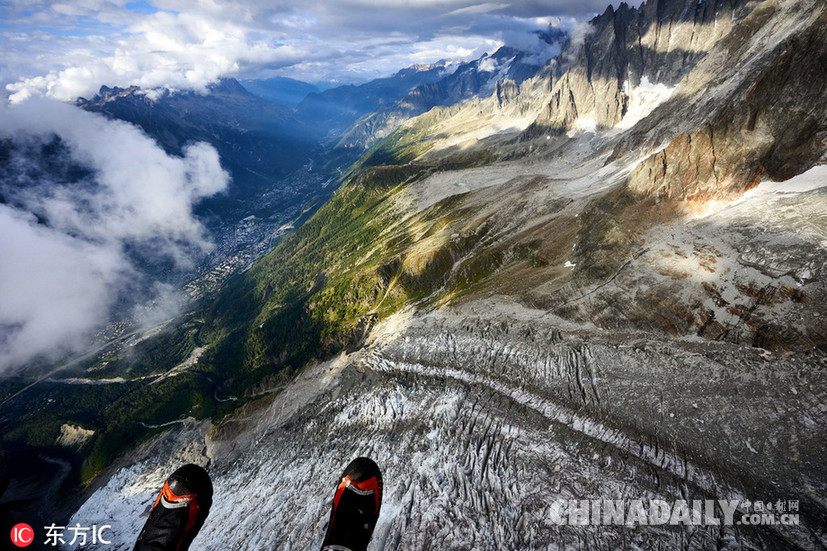 死亡挑戰！膽肥牛人勃朗峰上挑戰懸崖跳傘