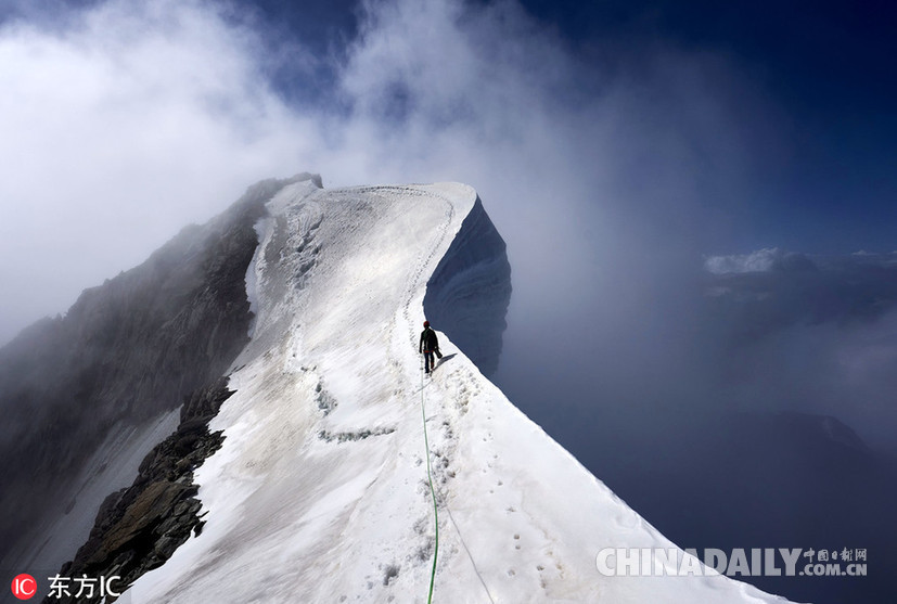 死亡挑戰！膽肥牛人勃朗峰上挑戰懸崖跳傘