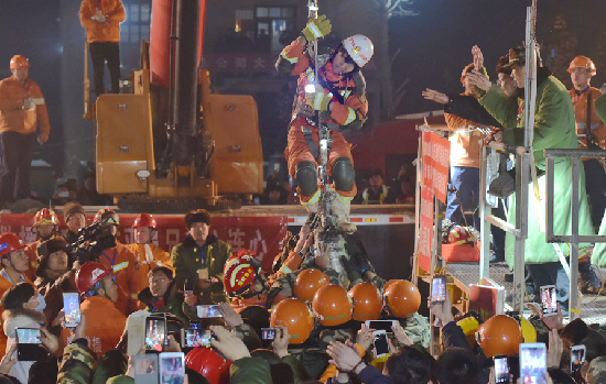 直播:平邑坍塌礦救援 升井礦工無生命危險