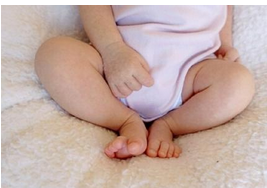 張梓琳曬長腿女兒 網友感慨:胳膊好長啊【圖】