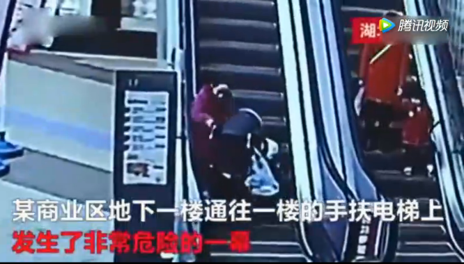 外賣小哥扔飯救娃 兩人合作化險為夷【組圖】