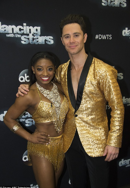 看著都疼！奧運冠軍“腳滑”劈叉痛到叫出來