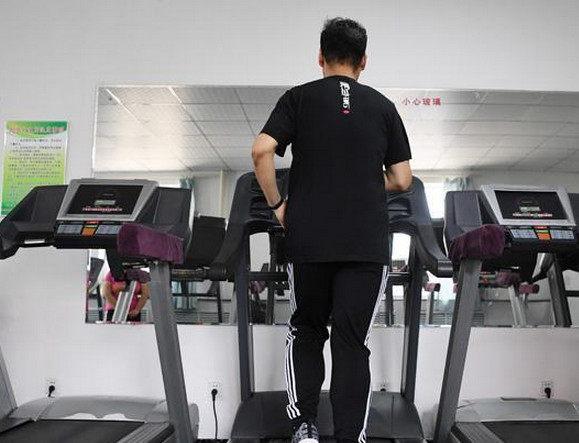 山西胖小伙為父狂減肥，11個月暴瘦173斤！