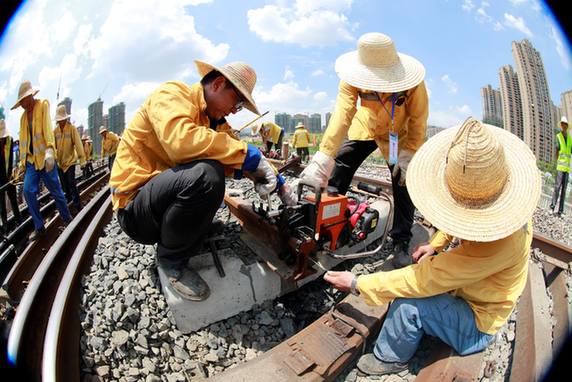 會戰“天窗”點新舊線路并網施工 安徽宣城即將駛入高鐵時代