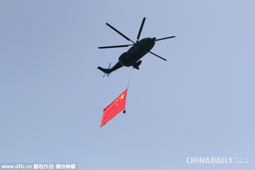 抗戰(zhàn)勝利70周年閱兵：空中護(hù)旗方隊(duì)飛過北京CBD