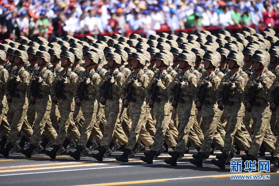 英模部隊(duì)方隊(duì)通過天安門廣場(chǎng)接受檢閱