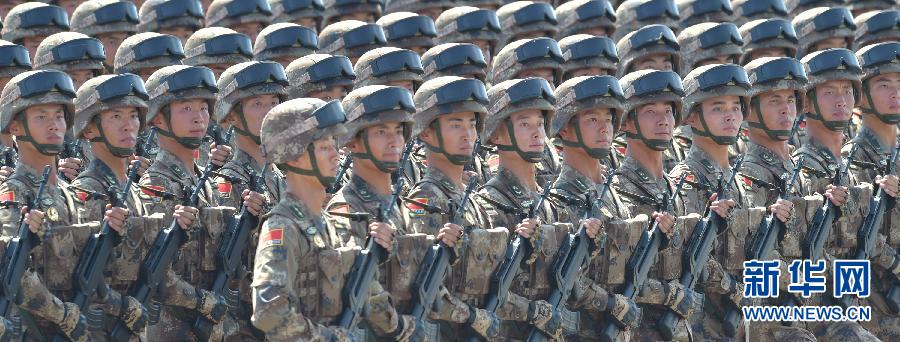 英模部隊方隊通過天安門廣場接受檢閱