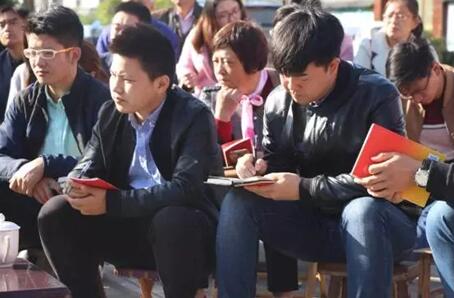 【領航新征程】這個鄉鎮成立了“板凳講習所”宣傳十九大精神，可能是全國第一家！