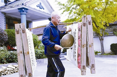 【領航新征程】為宣傳黨的政策挑展板走村串巷13年：鄉村教師倪吾全和他的“扁擔學校”