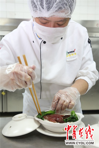 全程冷鏈制作,車間空氣都得符合衛生標準【十九大精神進央企】漲姿勢!帶你看一頓航空飛機餐是怎樣誕生的?