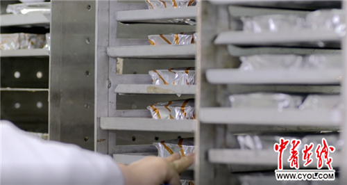 全程冷鏈制作,車間空氣都得符合衛生標準【十九大精神進央企】漲姿勢!帶你看一頓航空飛機餐是怎樣誕生的?