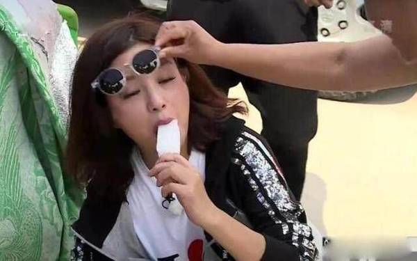 趙薇到農村買西瓜 遭大姐強行摘墨鏡確認身份